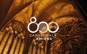 Pour les 800 ans de la cathédrale d'Amiens, nous avons réalisé le logo, l'identité visuelle et la charte graphique et ses déclinaisons sur les supports de communication comme le site internet, les goodies, brochure, flyer, affiche, dépliant - Par le studio de design graphique okowoko à Amiens, Hauts-de-France