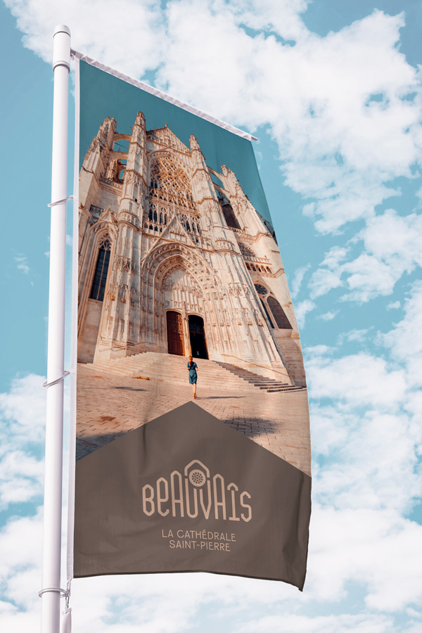 exemple d'application de la charte graphique de la cathédrale de beauvais en drapeau par le studio de design graphique okowoko à Amiens