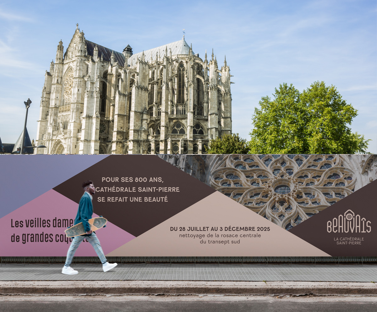 exemple d'application de la charte graphique de la cathédrale de beauvais pour une palissade de chantier, par le studio de design graphique okowoko à Amiens